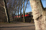 Entlang der Allee -    Ein Regionalexpress an der Felix-Mendelssohn-Bartholdy-Allee im Unteren Schlossgarten in Stuttgart.