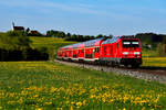 Am 27. April 2018 half die Südostbayernbahn in Form von 245 012 im Allgäu aus und brachte den RE 57592 von München HBF nach Kempten. Unter der Wallfahrtskirche von St. Alban gelang diese Aufnahme der Leistung. 