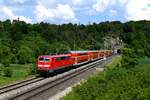 Am 12. Mai 2018 konnte ich 111 031 mit ihrer RB 59098 nach Nürnberg HBF am Esslinger Tunnel im Altmühltal aufnehmen. Alle abgebildeten Fahrzeuge haben keine große Zukunft mehr vor sich. Mit Ablieferung der neuen Twindexx-Triebzüge verlieren die Münchner und Nürnberger 111-er praktisch alle Leistungen. Und auch die Doppelstockwagen aus der Serie 1993 werden baldmöglichst abgestellt, ebenso der  Wittenberger -Steuerwagen. 