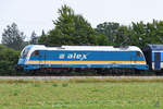 Die Elektrolokomotive 183 003 zog einen Regionalzug von Alex durch Oberschleißheim. (August 2020)