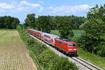 Am 29. Mai beförderte 111 110, unterstützt von einer weiteren Lok der Baureihe 111 am Zugschluss, den RE 4075 von Passau nach München HBF. Die in gutem Lackzustand befindliche Maschine konnte ich bei Wallersdorf fotografieren. 