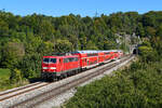 Nach wie vor unverzichtbar sind die Loks der Baureihe 111 bei DB Regio in Bayern. Allerdings ist der Bestand in München und Nürnberg auf inzwischen nur noch knapp über 20 Loks zusammengeschrumpft. Eine davon ist die optisch recht gepflegt wirkende 111 163. Sie war zuletzt lange Zeit in Stuttgart beheimatet und verstärkt seit Ende 2019 den Münchner Bestand. Am 25. September 2023 bespannte 111 163 die RB 59154 nach Nürnberg HBF. Der Zug verkehrte anstelle des planmäßigen Triebzug der Baureihe 445. Entstanden ist die Aufnahme bei Esslingen im Altmühltal, kurz nach Verlassen des gleichnamigen Tunnels.