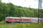 Was ist denn das? Die Kamera hochgerissen... Quietschend und in dichte Rauchwolken gehllt jagt diese RB an uns vorbei. An der ersten Achse des fhrenden Steuerwagens ist die Bremse fest... Ausfahrt Bahnhof Neuoffingen,Richtung Augsburg am 17.05.2008