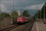 Die Mnchener 111 046 (9180 6 111 046-9 D-DB) erreicht mit dem Abendlichen RE 30105, aus Mnchen, den Bahnhof Kiefersfelden. Nach kurzem Stop geht es zum Zielbahnhof Kufstein. (03.07.2008)

