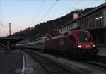 BB 1116 186 hat den von Hamburg kommenden IC/RE 2083 nach Berchtesgaden gebracht und umgesetzt, um den Zug als RB 30318 nach Freilassing zu fahren; 26.10.2008  