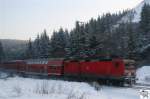 Eine Lok der Baureihe 143 zieht die Regionalbahn 16849, von Saalfeld in Thringen nach Lichtenfels in Bayern, durch den verschneiden Frankenwald.