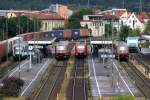 Hochbetrieb im Bahnhof Schwandorf, v.l.n.r.: Auf Gleis 5 steht VT 10 der Vogtlandbahn als VBG 86554 nach Hof, Gleis 4 wird von 610 505 als RE 3583 von Nrnberg nach Regensburg besetzt, Gleis 3