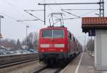 111 006-3 schiebt ihren RE 30022  Mnchen-Salzburg-Express  aus dem Bahnhof Grokarolinenfeld. 8.2.2010