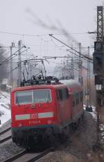 111 024-6 schiebt den RE 30024, der von einer Schwestermaschine als Steuerwagenersatz gezogen wurde, nach. In Krze erreicht diese Ganitur Grokarolinenfeld. 8.2.2010