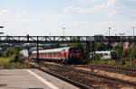 218 390 + RE3715 bei Einfahrt Hof Hbf am 19.07.2010.