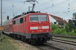 111 185 schiebt in Augsburg-Oberhausen einen RE Richtung Augsburg am 19.05.2010