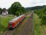 Eine Regionalbahn nach Naumburg (Saale) Hbf verlsst an 20. Juni 2010 den Bahnhof Stockheim (Oberfranken).