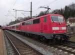 111 176-4 steht am 30. Mrz 2011 mit einer Regionalbahn nach Bamberg auf Gleis 4 in Kronach.