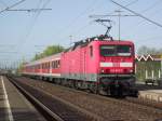 143 847-2 schiebt am 10. April 2011 eine Regionalbahn von Kronach nach Bamberg aus Bad Staffelstein heraus.