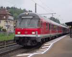 Ein Karlsruher Steuerwagen mit Unfallschaden verlsst am 26. April 2011 als RB nach Bamberg den Kronacher Bahnhof ber Gleis 3.