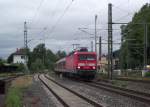 143 281-4 zieht am 1. Juni 2011 eine RB nach Saalfeld in den Kronacher Bahnhof.