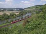 Vier Modus Wagen und ein Wittenberger n-Steuerwagen sind am 2. August 2011 im 111er Sandwich als RE von Frankfurt am Main nach Wrzburg bei Karlstadt am Main unterwegs.