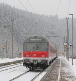 Eine Regionalbahn von Bamberg nach Saalfeld beschleunigt am 28.
