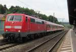 111 057-6 steht am 8. Juni 2012 mit einer Regionalbahn nach Bamberg auf Gleis 4 in Kronach.
