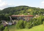 111 057-6 schiebt am 9. Juni 2012 drei n-Wagen als RB nach Saalfeld (Saale) ber das Trogenbachviadukt in Ludwigsstadt. 