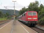 111 222-6 schiebt am 13. August 2012 eine Leereise aus Ludwigsstadt in Richtung Kronach heraus.