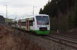 Sie sind immer freundlich, die Personale der Erfurter Bahn - Vielen Dank an Alle fr die akkustischen und optischen Begrungen. Am 30.12.2013 waren wir zwischen Hof-Unterkotzau und Feilitzsch im bayerischen Vogtland unterwegs. Unser Spaziergang fhrte uns vom B an der B2 entlang der Bahnstrecke 6362 Leipzig - Hof. Nach etwa 1 Kilometer erreicht man den (ehemaligen )Werksanschlu der Firma Viessmann, der aber whrend der Modernisierung nicht zurck gebaut wurde. VT 317 und VT 332 der Erfurter Bahn haben vor wenigen Minuten den Hauptbahnhof von Hof verlassen und fahren auf den Ort Feilitzsch zu, wo es auch einen Planhalt gibt. Da die Zge von Thringen und Bayern bestellt sind werden die Triebwagen die nchsten Stationen in Sachsen ohne Halt durchfahren und erst wieder im thringischen Zeulenroda halten