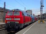 Wat ein dicker Brummer Zug.
Am gestrigen 14.5.14 stand eine feine Garnitur, welche aus 3 Loks der Baureihe 218 sowie 2 kompletten n-Wagen Garnituren bestand, am Münchener Hauptbahnhof zur Fahrt nach Kempten bereit.
Gezogen wurden die 8 n-Wagen von 218 492, 467 sowie 493.
Viele Grüße gehen an den freundlichen Lokführer! ;)
