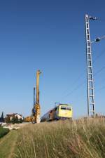 Am 21.06.2014 fährt 111 024 (ADAC) mit ihrem RE in Eitensheim an diesem großen Bohrgerät der Firma Klostermann vorbei. Hier wird der Bahnübergang, der in einer Kurve liegt durch eine Unterführung ersetzt.