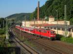 111 184-8 erreicht am 18. Juli 2014 mit einer Regionalbahn aus Lichtenfels den Endbahnhof Kronach.