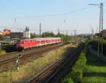 111 227-5 zieht am 18. Juli 2014 eine Regionalbahn nach Kronach aus Breitengüßbach heraus.