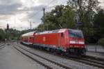 Nachschuss auf 146 243-1, die einen DoSto-Regionalexpress nach München Hbf schiebt.