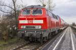 Nachschuss auf RB 27045, der trotz Steuerwagen als Sandwichgarnitur gefahren wird mit 218 422-4 am Zugschluss und 218 465-3 an der Spitze. Schwindegg, 13.12.2014

Hersteller: Krupp
Fabriknummer: 5388
Abnahmedatum: 14.12.1977
Erst-Bw: Regensburg
Heimat-Bw z.Z.d. Aufnahme: Mühldorf
weitere Beheimatungen: Ulm
ursprüngl. Fahrzeugnr. 218 422-4
UIC-Nr.: 92 80 1218 465-3 D-DB
Betreibernr. z.Z.d. Aufnahme: 218 422-4
Radsatzfolge: B'B'
Vmax (km/h): 140
Dienstmasse (t): 79
Radsatzfahrmasse max. (t): 20
LüP (mm): 16.400

