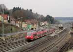 442 105 und ein weiterer 442er verlassen am 16.Januar 2015 als RB 59361 nach Bamberg den Bahnhof Kronach.