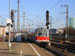 Ein Nachschuss vom dem RE von Würzburg-Hbf nach Stuttgart-Hbf und Vorne ist die 143 201 DB.
Aufgenommen in Würzburg-Hbf bei schönem Sonnenschein am Nachmittag vom 20.2.2015.