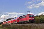 Am sonnigen 5. November 2013 wurde der Regionalverkehr zwischen München und Rosenheim noch von 111 und Dostos gefahren. 111.176 ist schiebt ihren Zug kurz vor Zorneding in Zorneding in Richtung München Ost.