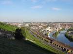 Während der Tag sich langsam dem Ende neigt, wird wie immer eine der letzten Garnituren von Würzburg nach Frankfurt aus 3 Modus Wagen sowie einer 111 gebildet.