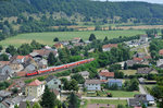 Eine unbekannte 111er mit der RB59150 von München nach Nürnberg kurz nach dem Halt in Dollnstein, 16.07.2015