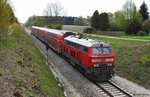 DB 218 433-1 (Bj. 1978, Krupp) schiebt Südostbayernbahn RB 27056 Ampfing – München Ost (am Tag der Aufnahme Baustellen – Sonderfahrplan, ansonsten Landshut – München Hbf.), KBS 940 Mühldorf – München, fotografiert zw. Walpertskirchen und Hörlkofen am 21.04.2014