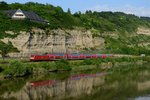 Glück hatte ich, dass der Main ganz ruhig dahinfloss, als 146 243 ihren Dosto-Wagenpark in Richtung Würzburg vorbeischob. So ergab sich eine schöne Spiegelung des Zuges auf der Wasseroberfläche (Retzbach-Zellingen am 17. Juni 2013).