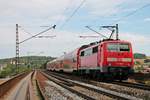 Nachschuss auf die Nürnberger 111 185-5, als sie am 24.08.2015 ihren RE (Nürnberg Hbf - München Hbf) über die Donaubrücke bei Mariaort in Richtung ihrem nächsten Zwischenhalt in Regensburg Hbf schiebte.