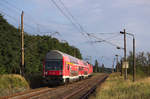 Auch im Jahre 2017 kann man es noch Erleben. 
 Reichsbahn-feeling ! 

Und das sogar im Osten der Republik. 
Von den meisten Reisenden verhasst sind die alten Fahrzeuge vom Typ DBuz. 
Ich selbst finde die Wagen zum mitfahren auch äußerst scheußlich aber sobald die Begrüßung mit der angestimmten Melodie  Jetzt kommen die lustigen Tage  erklingt kann man das hinter sich lassen. Der Flair holt einen ein! ;)

Während einem kleinen Urlaub in Dresden plante ich auch einen Besuch der Region um Eisenhüttenstadt ein, da der dortige Planverkehr doch noch äußerst abwechslungsreich gestaltet ist. Neben Taurus und 442 fuhr jeweils eine Garnitur mit 1x 760 sowie DBuz mit Übersetzfenster als auch eine weitere mit jeweils 1x 760 und MEG 143. Äußerst interessant.
Allerdings war mir tatsächlich keiner dieser Einsätze bekannt... man muss halt auch mal Glück haben. 
Noch mehr Glück brauchts dann auch noch an einem bewölkten Nachmittag für einen kurzen Moment die Sonne zu sehen. Wenn die Sonne dann auch noch für den kurzen Moment ihre Kraft ausstrahlt, der 760 sich nähert, weiß man schon, dass man glücklich wieder zurück reisen kann. 
Genau so war es dann auch. 

Positioniert, zusammen mit 2 weiteren Kollegen, hatten wir uns am 06.09.17 am ehemaligen Haltepunkt Vogelsang zwischen Eisenhüttenstadt und Ziltendorf. 
Wann dort zuletzt ein Zug gehalten hat entzieht sich meiner Kenntnis. Auch das Internet hilft nicht sonderlich weiter. Vielleicht einer von euch? 

