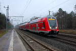 Der 445 009 als RE 4360 von Elsterwerda nach Rostock Hbf auf der RE 5 am 12.01.2018 in Nassenheide.