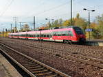 Flughafen BER - Terminal 5 (Schönefeld) am 25. Oktober 2020, Einfahrt 442 821 (Schubteil 442 321) RE 7 nach Dessau hier am neuen Bahnhofsschild. 