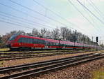 Bahnhof Zossen Gleis 1 am 28. April 2021, Ausfahrt 442 825-6 als RE 7 in Richtung Dessau.