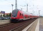 Auf Gleis 1 fhrt jetzt ein der RE2 (RE 38174) von Cottbus nach Rathenow ber Lbben/Sp., Brandt/Nl., Knigs Wusterhausen und Berlin.(+25)->Grund war:  Versptete Vorleistung  - damit konnte glaube