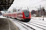Ein RE nach Brandenburg passiert am 30.01.10 den S-Bahnhof Warschauer Strae und...