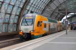 Nochmal Blickkontakt zum Zugbegleiter, bevor es weiter Richtung Cottbus geht.
Der KISS der ODEG als RE 37374 auf seiner Fahrt von Wismar nach Cottbus, hier bei der Abfahrt in Berlin Hbf am 21.05.2013.