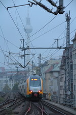 ET 445.104 der Ostdeutschen Eisenbahn GmbH verlässt als RE2 (Wittenberge - Cottbus) mit ca. 10 Minuten Verspätung den Bahnhof Friedrichstraße in Richtung Osten. 

Berlin Friedrichstraße, 18. Oktober 2016 