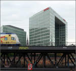 Hamburg, alt und neu -    Kurz vor dem Hauptbahnhof befährt ein moderner Metronom-Dosto die alte ebenfalls doppelstöckigen Oberhafenbrücke.