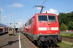 111 108 mit einer Verstärker-RB am Nachmittag steht planmäßig in Langenselbold auf Gleis 3 und wartet, bis der Gegenzug in den Bahnhof eingefahren ist.